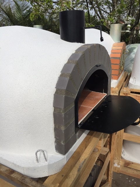 Houtoven Pisa 100 Cinza geïsoleerd met zwarte deur