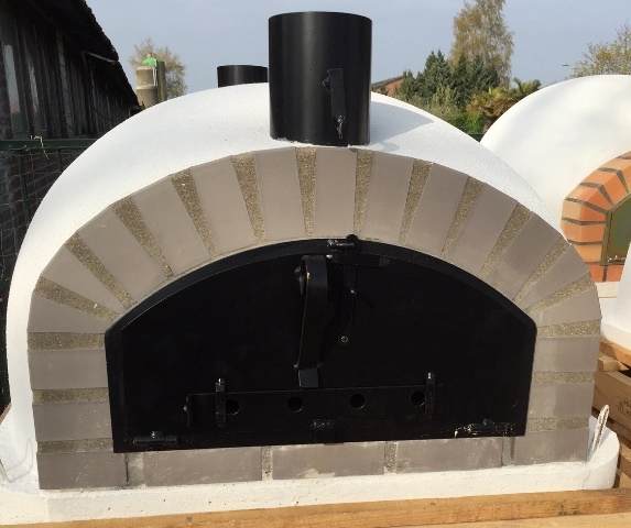 Houtoven Pisa 100 Cinza geïsoleerd met zwarte deur